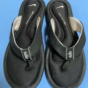 Women’s Nike Sandals left size 8 right size 9